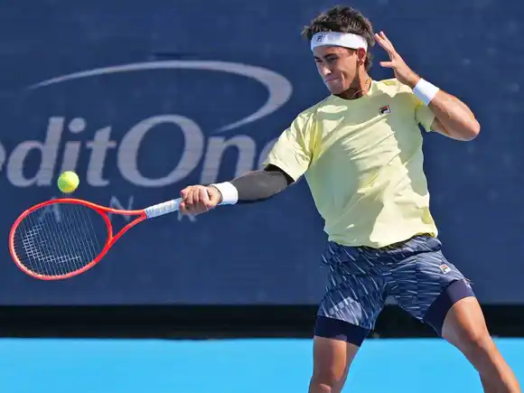 Francisco Comesaña volvió a ganar y se metió en octavos de final