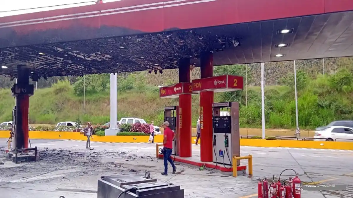 ¡UN SUSTO TEMPRANERO! Se incendia estación de gasolina en la carretera Panamericana