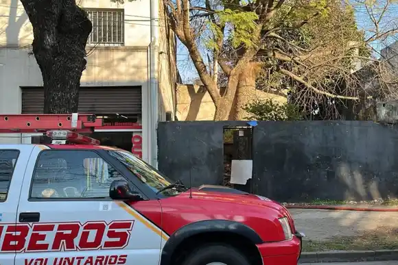 Un obrero cayó a un pozo en el centro y fue rescatado por bomberos