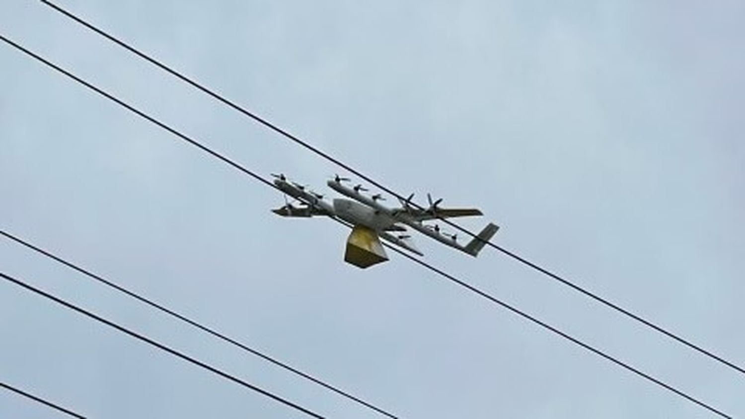 Dron de delivery de comida impacta contra el tendido eléctrico y deja sin luz a miles de hogares en Australia