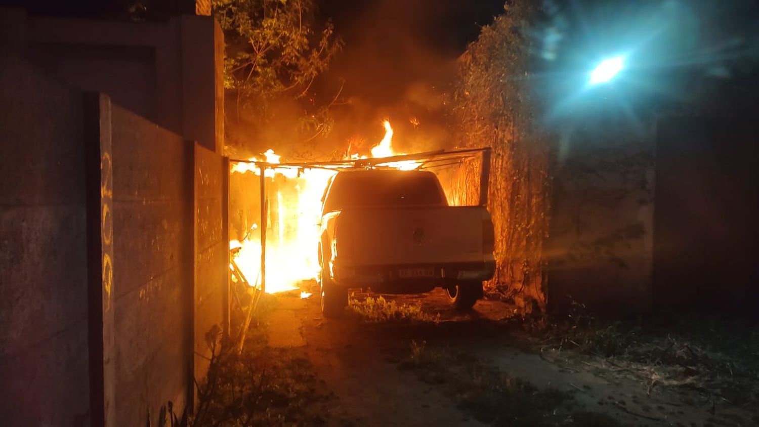 A la llegada de bomberos el incendio ya estaba generalizado.