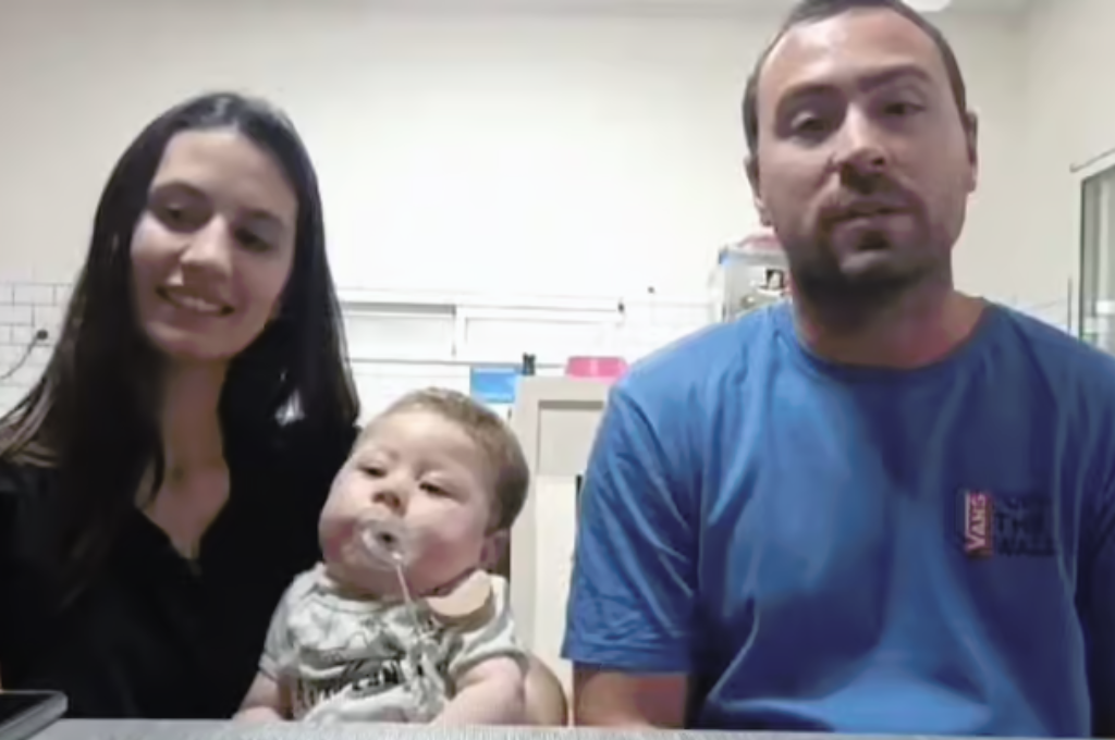 Conri con sus papás Giuliana y Maximiliano