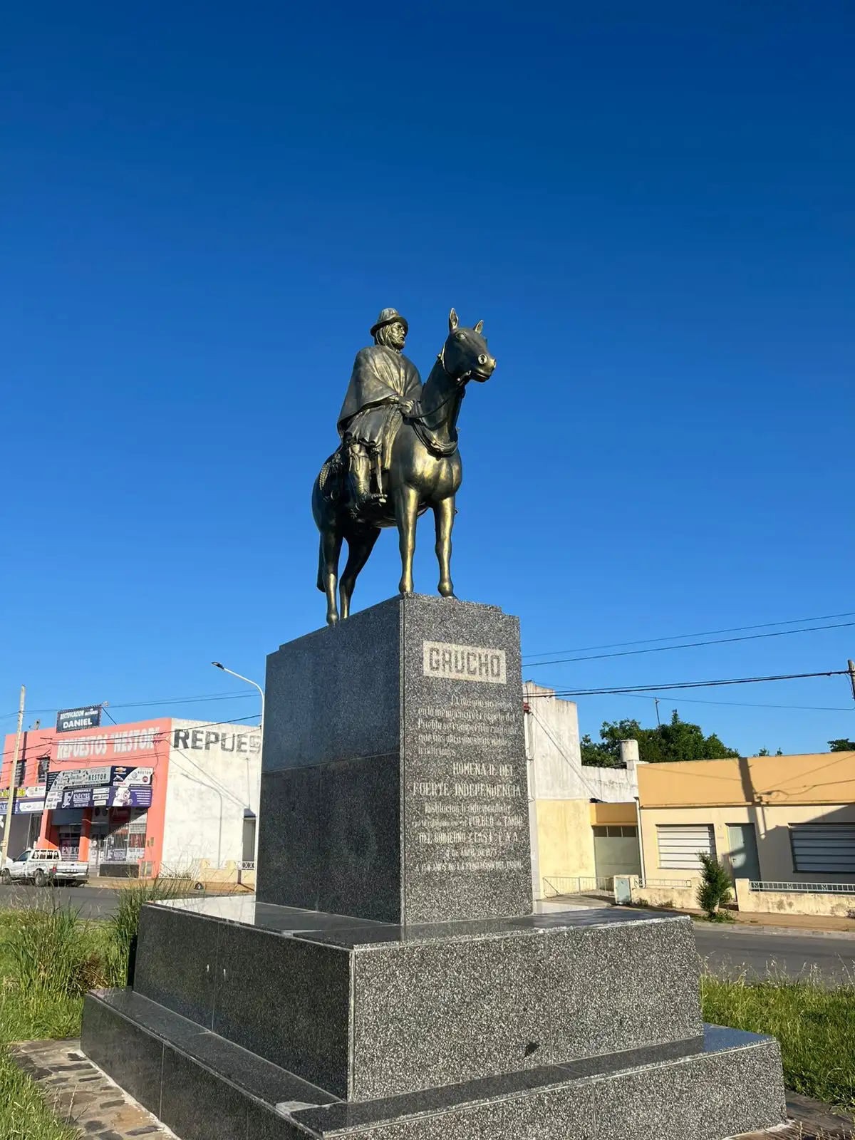 Para su realización, se recaudaron artículos de bronce de todo tipo, como campanas, llaves, canillas, entre otros, sumado a una lista de aportantes de dinero.