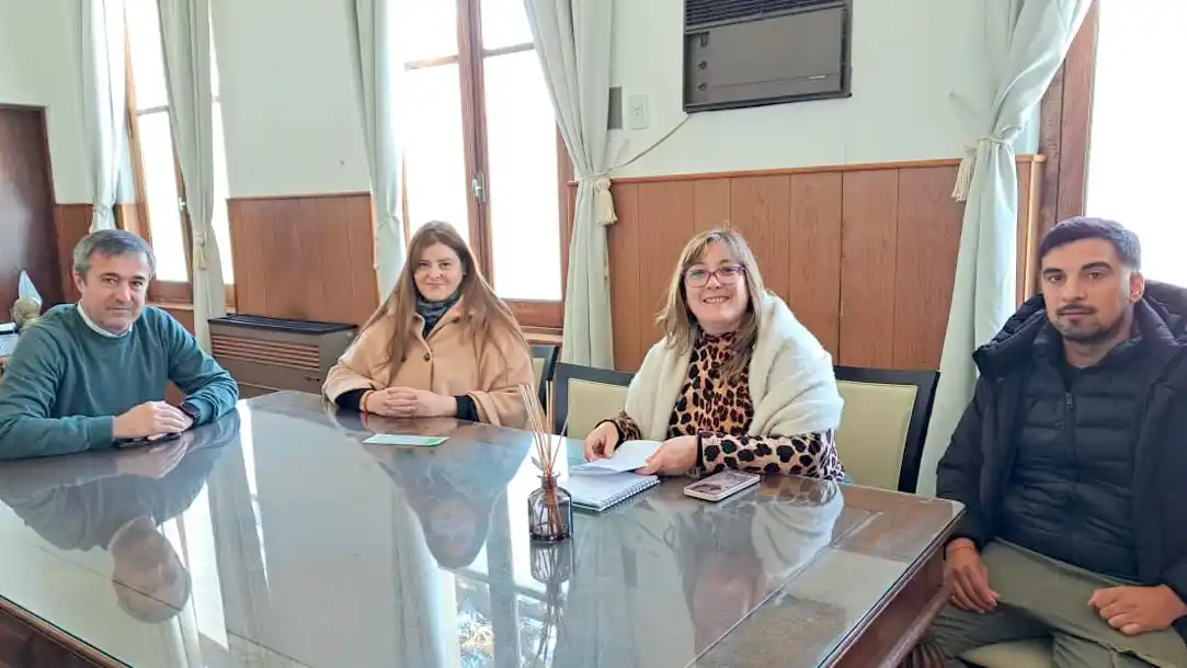 Reunión. En el despacho comunal para acordar el aporte a la Asociación Civil Amigos de Bomberos de Lobería