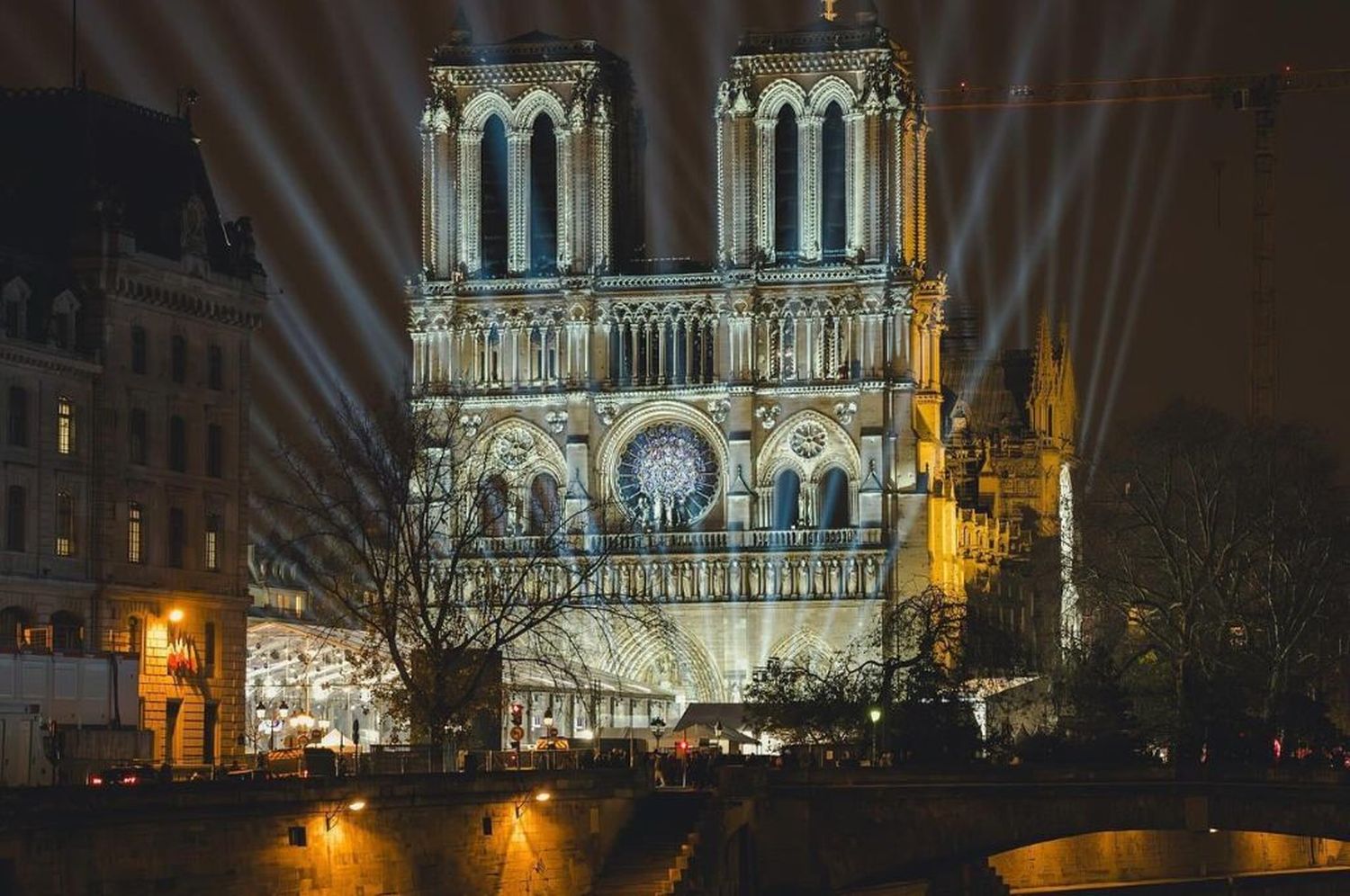 "Gracias" en múltiples idiomas fue la palabra que se proyectó sobre la fachada de la icónica catedral.