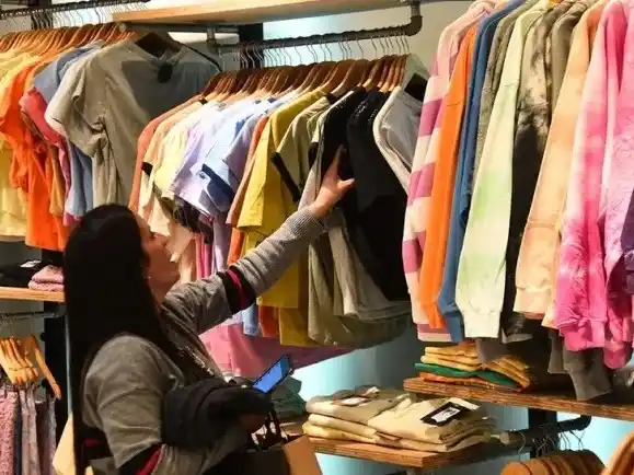 Las ventas minoristas pyme cayeron 5,2 % interanual en diciembre pese al repunte de fin de año