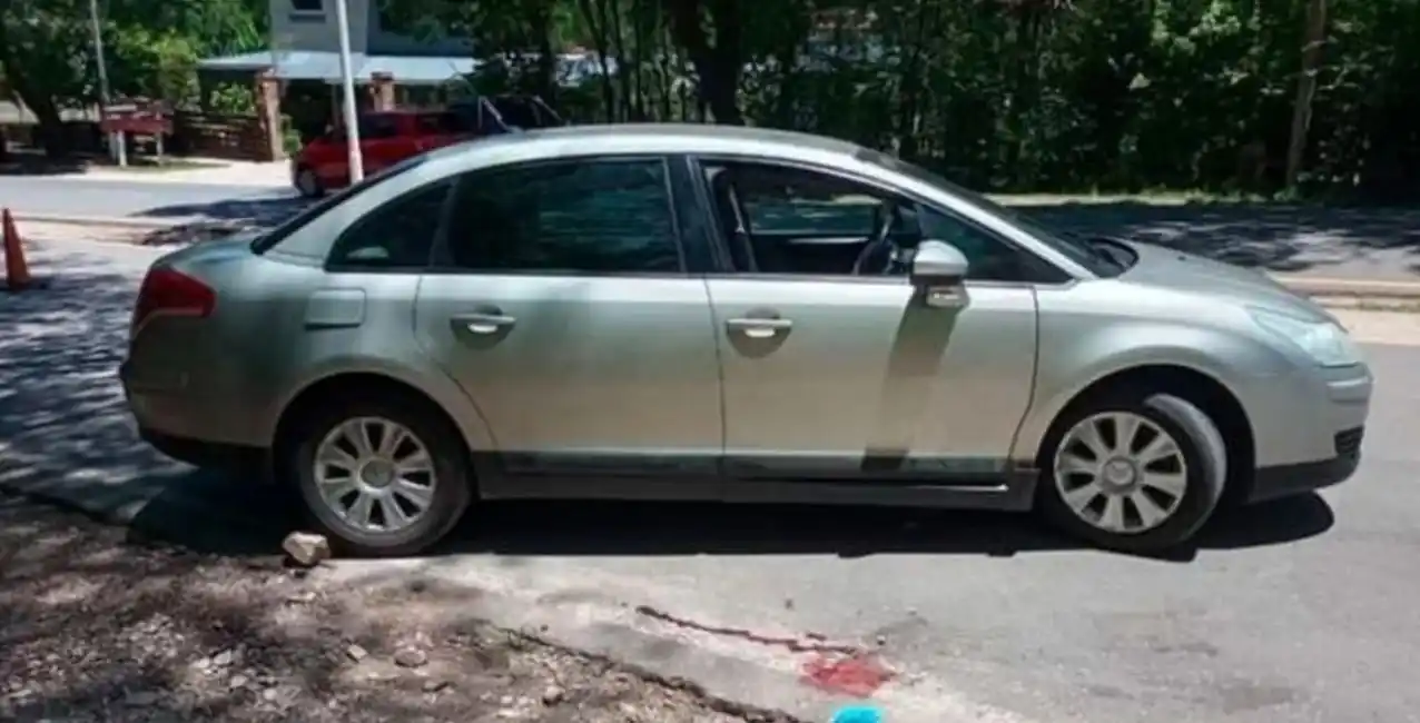 Una mujer de 62 años murió aplastada por su auto cuando intentaba repararlo