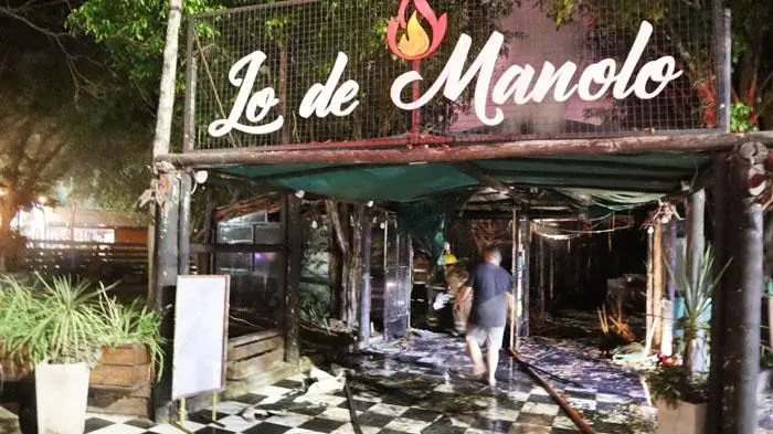 Un incendio consumió las instalaciones de una parrilla en la Costanera