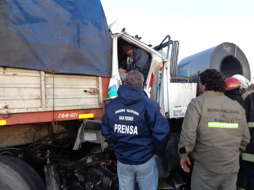 Accidente en Ruta 9: Un chofer quedó atrapado tras un choque entre camiones