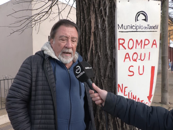 Otra ingeniosa queja vecinal: "Rompa aquí su neumático"
