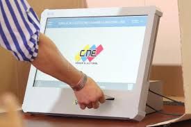 CNE de Maduro instala mesas electorales en centros de votación del país