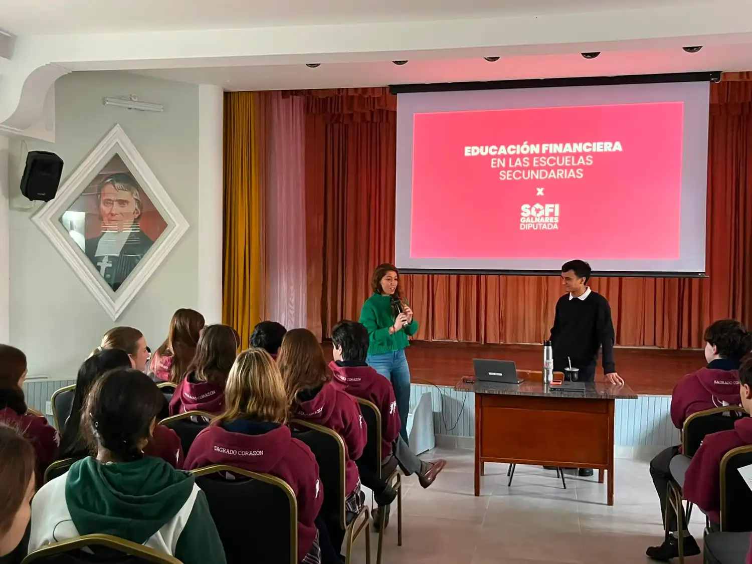 La diputada encabezó las charlas junto a Valentino Spinozzi, que fue el disertante.