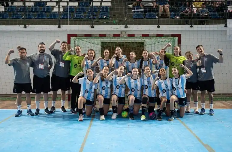 El plantel femenino de Argentina. Segundo puesto con Trinidad Márquez en el equipo
