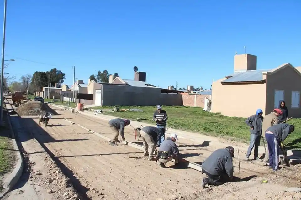 Realizan tareas de pavimentación en otro barrio de Lobería