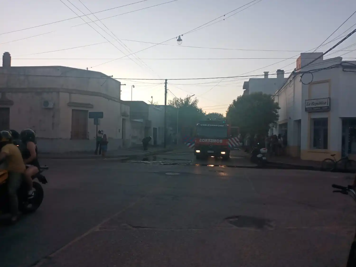 Dos dotaciones de bomberos actuaron en un incendio que se produjo en una vivienda de la zona céntrica