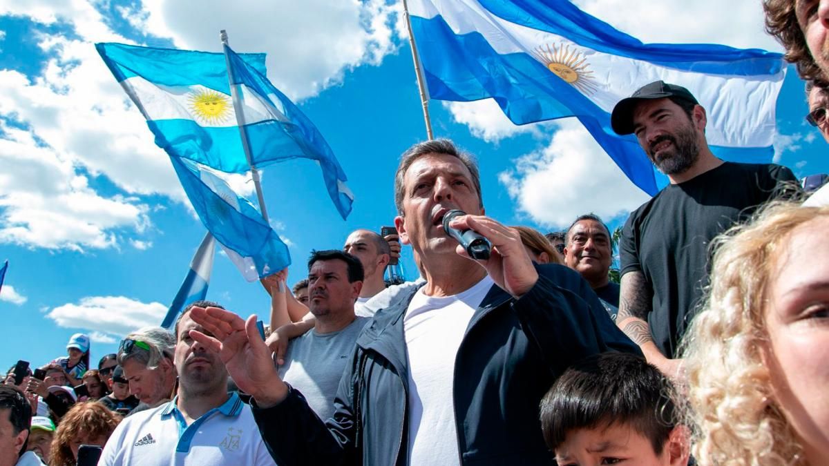 El candidato presidencial busca recortar diferencias en la Docta.
