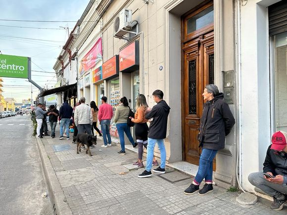 Otra fila para cobrar: por el búnker de Rey también pasaron fiscales y “remiseros”