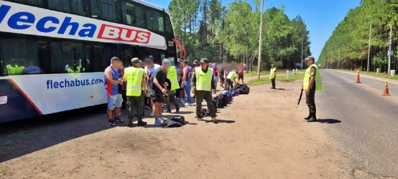 Gendarmes decomisan pistola y drogas en micro de hinchas que viajaba a Uruguay
