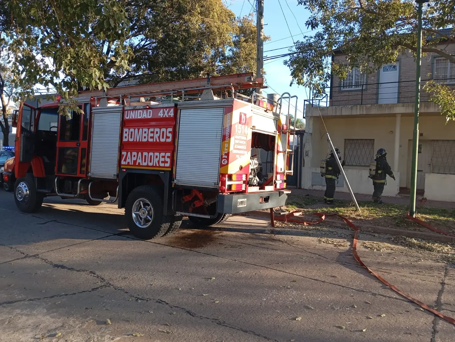 Susto por un incendio en una casa de barrio Central Córdoba con una rápida intervención de los bomberos