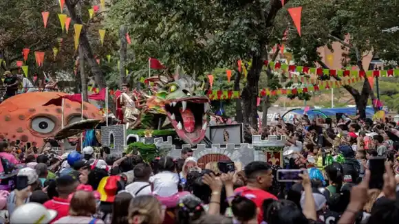 CARACAS se llenó de COLORES: así fue el desfile de CARVANAL  en el PASEO los PRÓCERES (+Fotos)