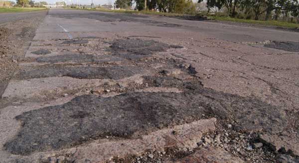 Ensenada: Firman acuerdo para repavimentar el deteriorado Camino a Punta Lara