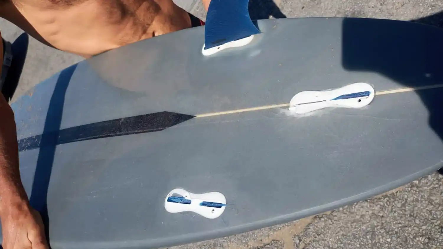 En medio de la discusión, uno le rompió la tabla al otro.