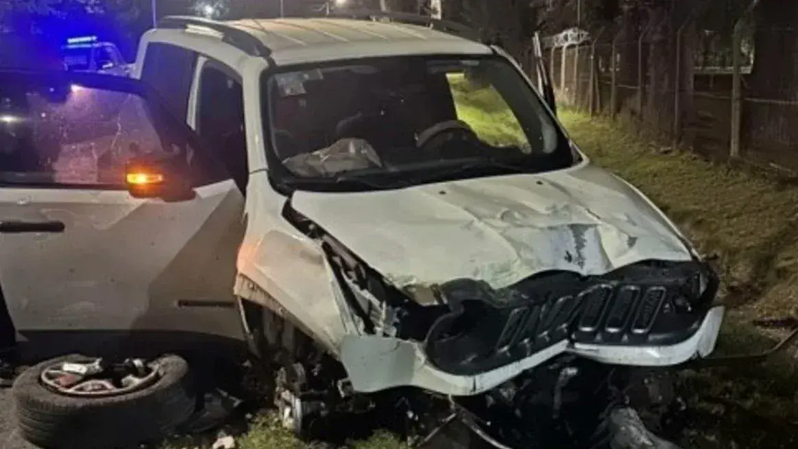 VIDEO | Manejaba a 140 km/h, chocó contra un poste y admitió estar “medio escabio”
