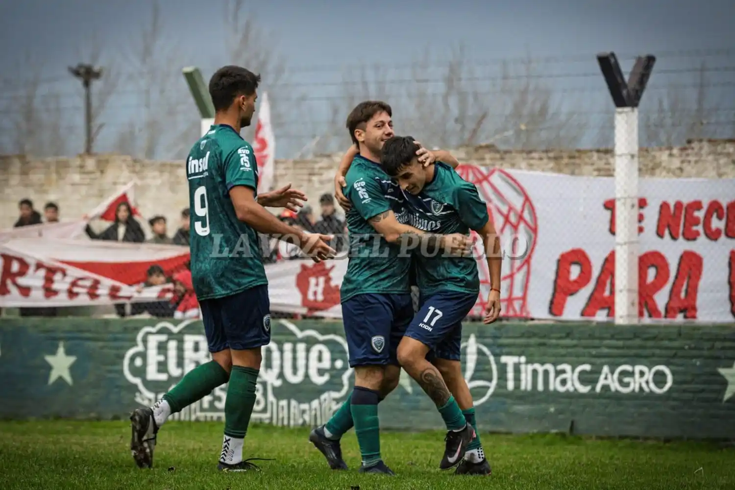 El festejo del gol de la victoria. Medwid abraza al autor del tanto, Thomassen, mientras se suma a la celebración Gutiérrez (Foto: Ale Zygal)