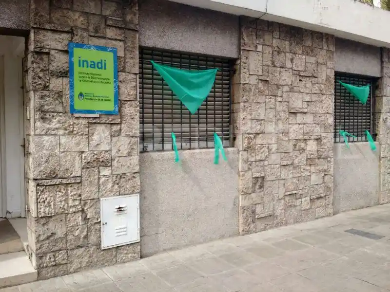 Colgaron pañuelos verdes en el Inadi