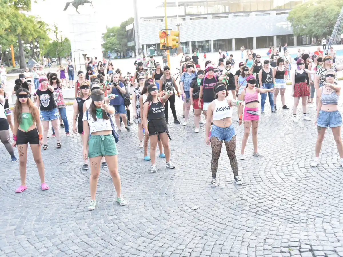 Las venas feministas de América Latina se hicieron "himno" en la plaza Cívica