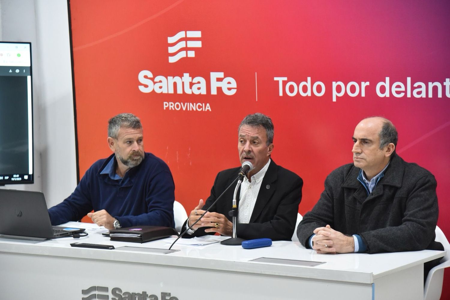 Carlos Torres (centro) en el momento del anuncio.