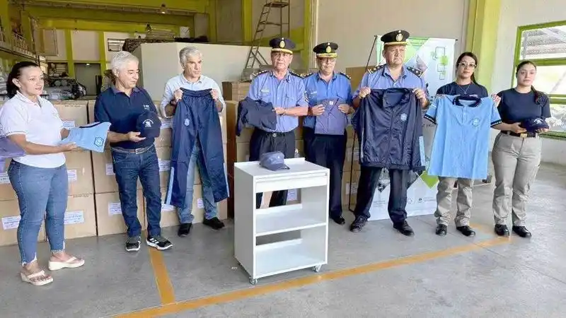 El FONTEX realizó la última entrega
anual de uniformes a la Policía
