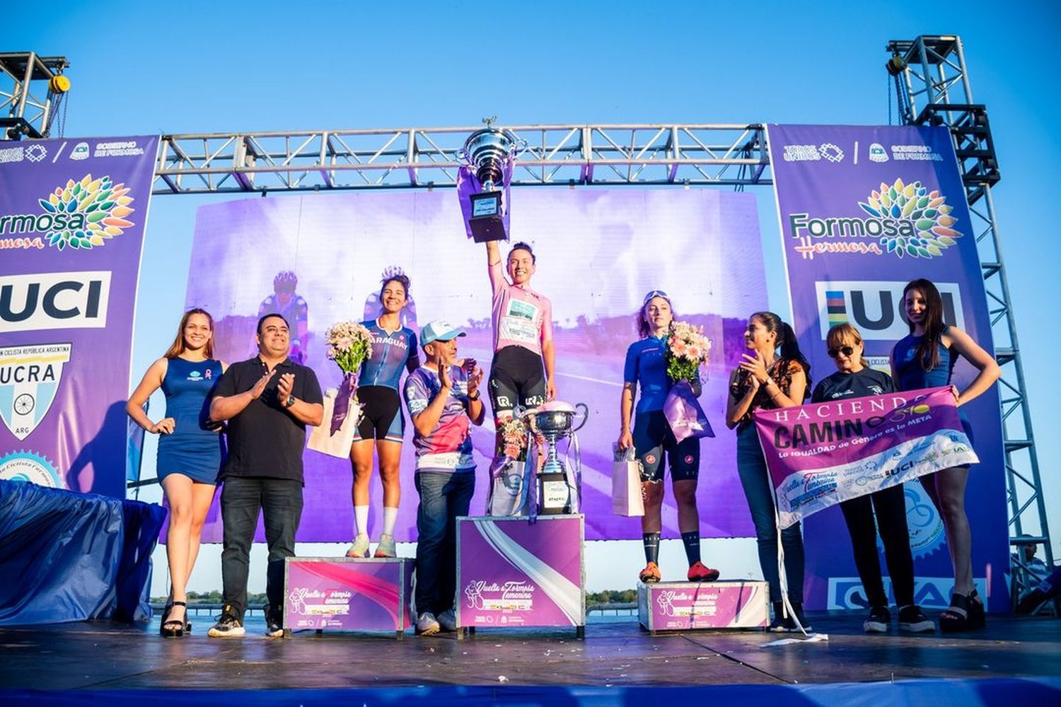 Con una cobertura internacional, destacaron la competencia de ciclismo femenino