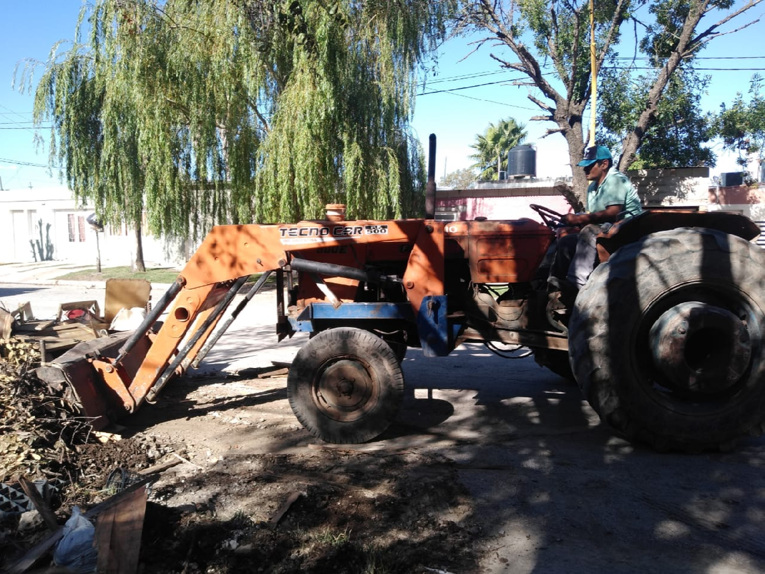 Barrio San Cayetano: vecinos contrataron  un servicio para limpiar minibasurales