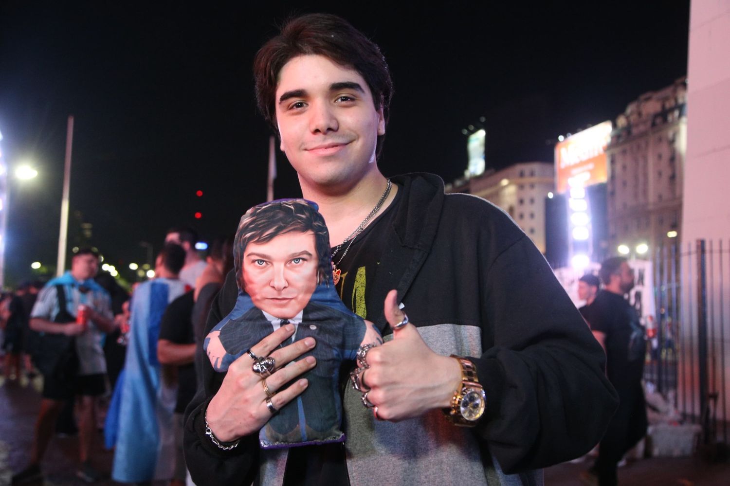 Partidarios de Javier Milei festejan en el Obelisco.