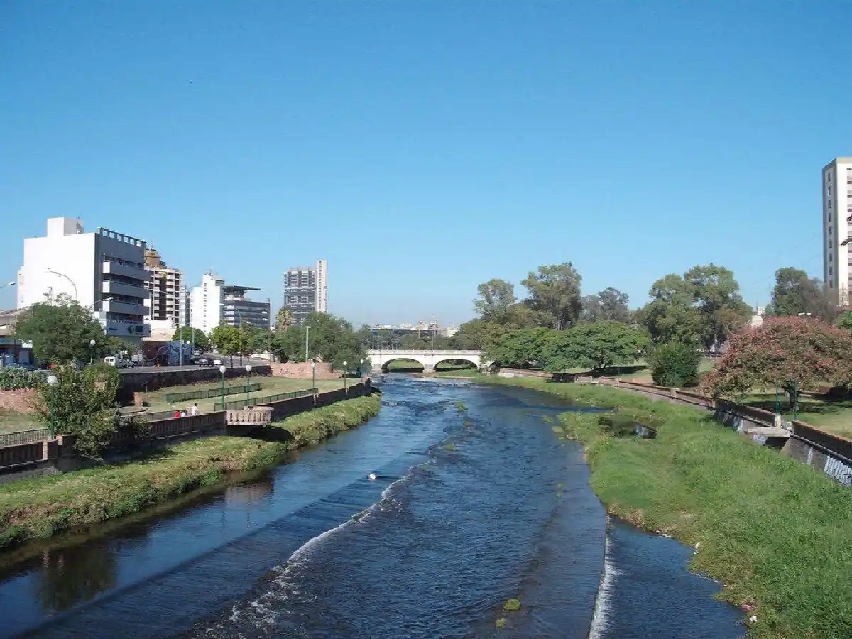 Rescatan a tres chicos que cayeron al río tras evadir un control por la cuarentena en Córdoba