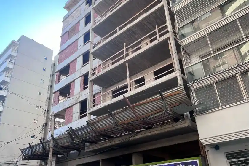 Un trabajador cayó a un subsuelo en un obra en el centro y resultó herido