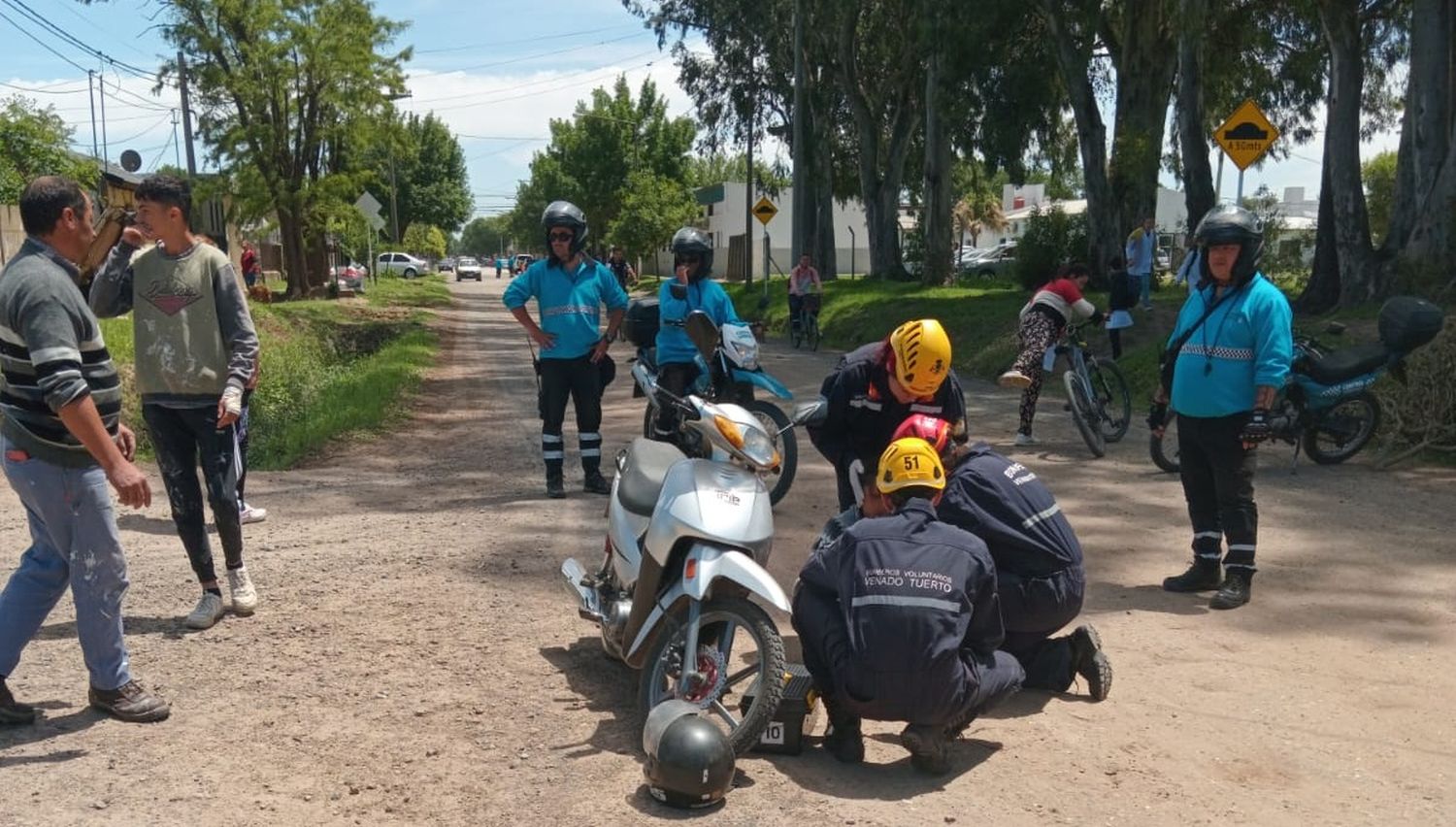 Bomberos atendieron a la mujer que sufrió la caída de su moto.