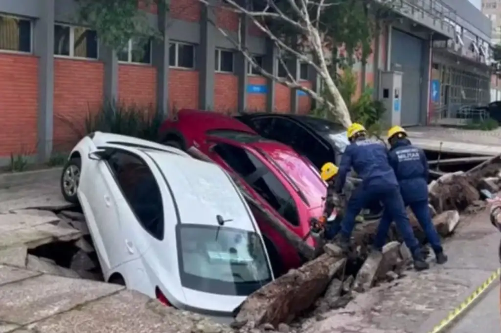 Un socavón se tragó tres autos