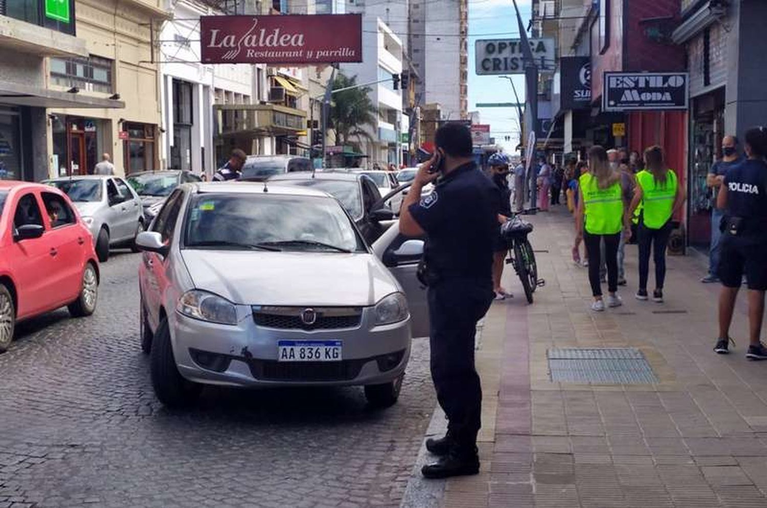 Capturaron a dos hombres que trasladaban a una mujer mediante engaños para robarle dinero