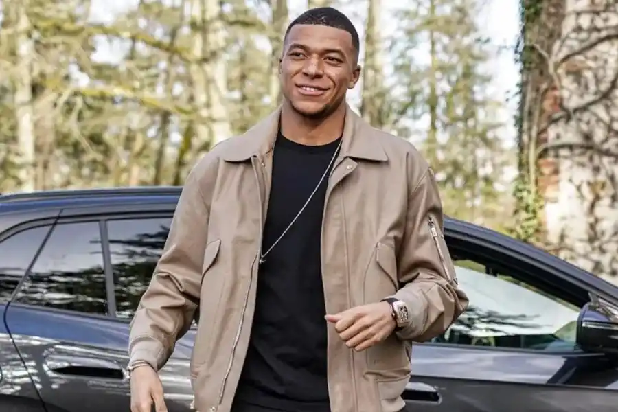 Mbappé gana millones de euros, pero no puede comprarse una Ferrari por un insólito motivo