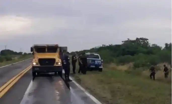 Testigos relataron que el dinero volaba por los aires y muchos se detuvieron para agarrarlos.