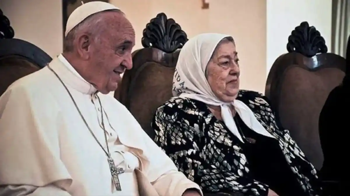 Francisco, durante uno de sus encuentros con Hebe de Bonafini.