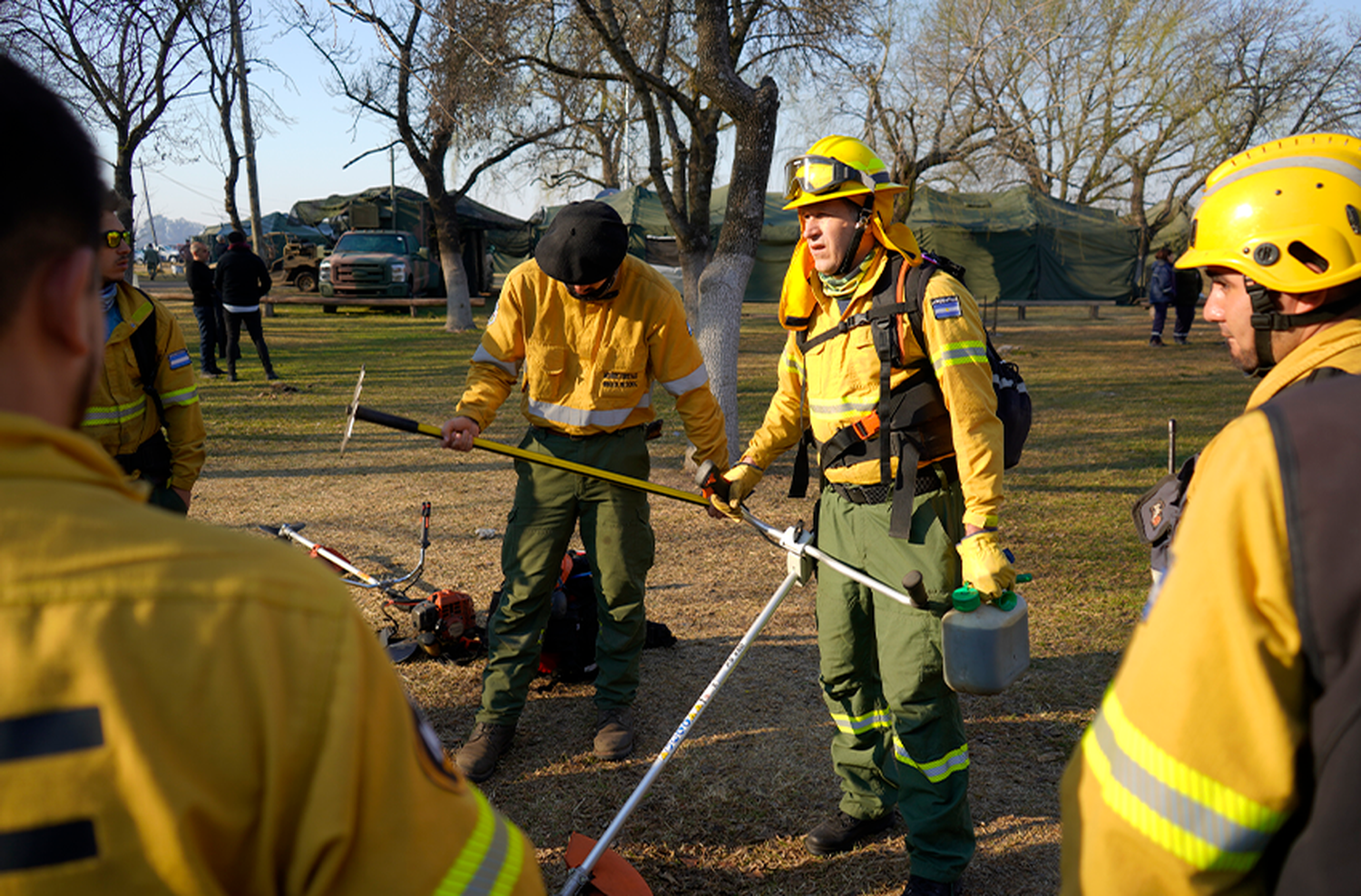 Brigadistas lograron contener los incendios frente al Gran Rosario y trabajan en focos menores