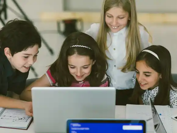 Tecnología y diversión en casa: la propuesta de Telecom para celebrar el mes de las infancias