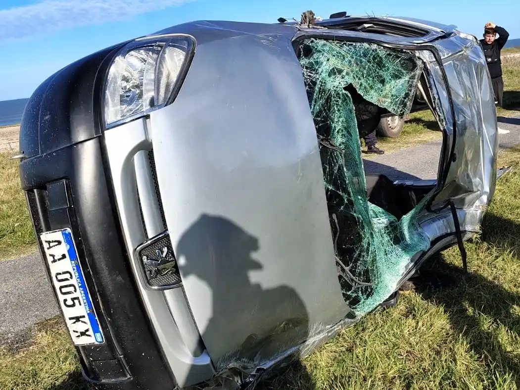 Bomberos tuvieron que trabajar para retirar del interior del auto a una mujer.