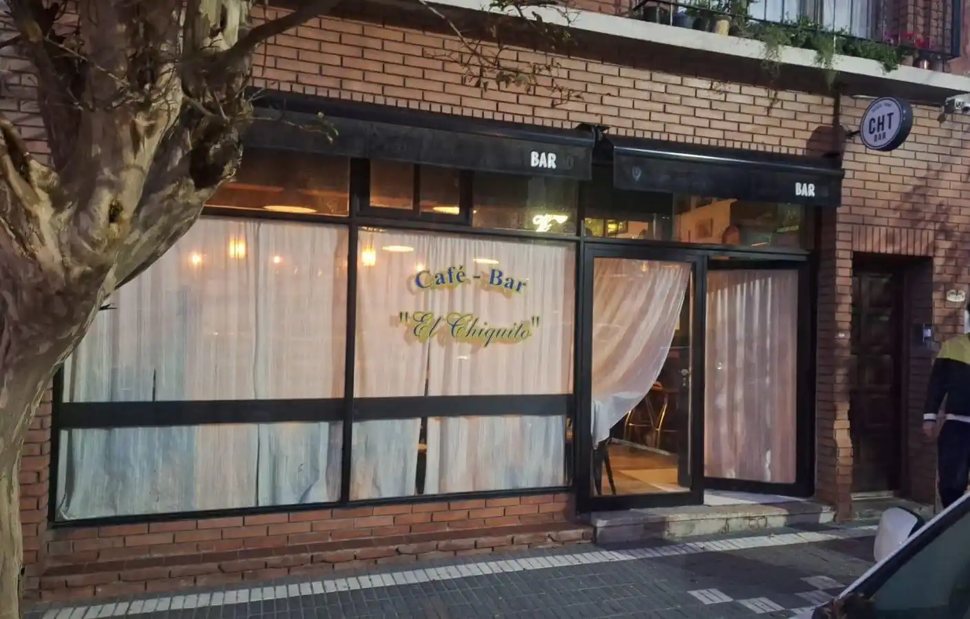 El sujeto fue hallado en el interior del baño del local gastronómico.
