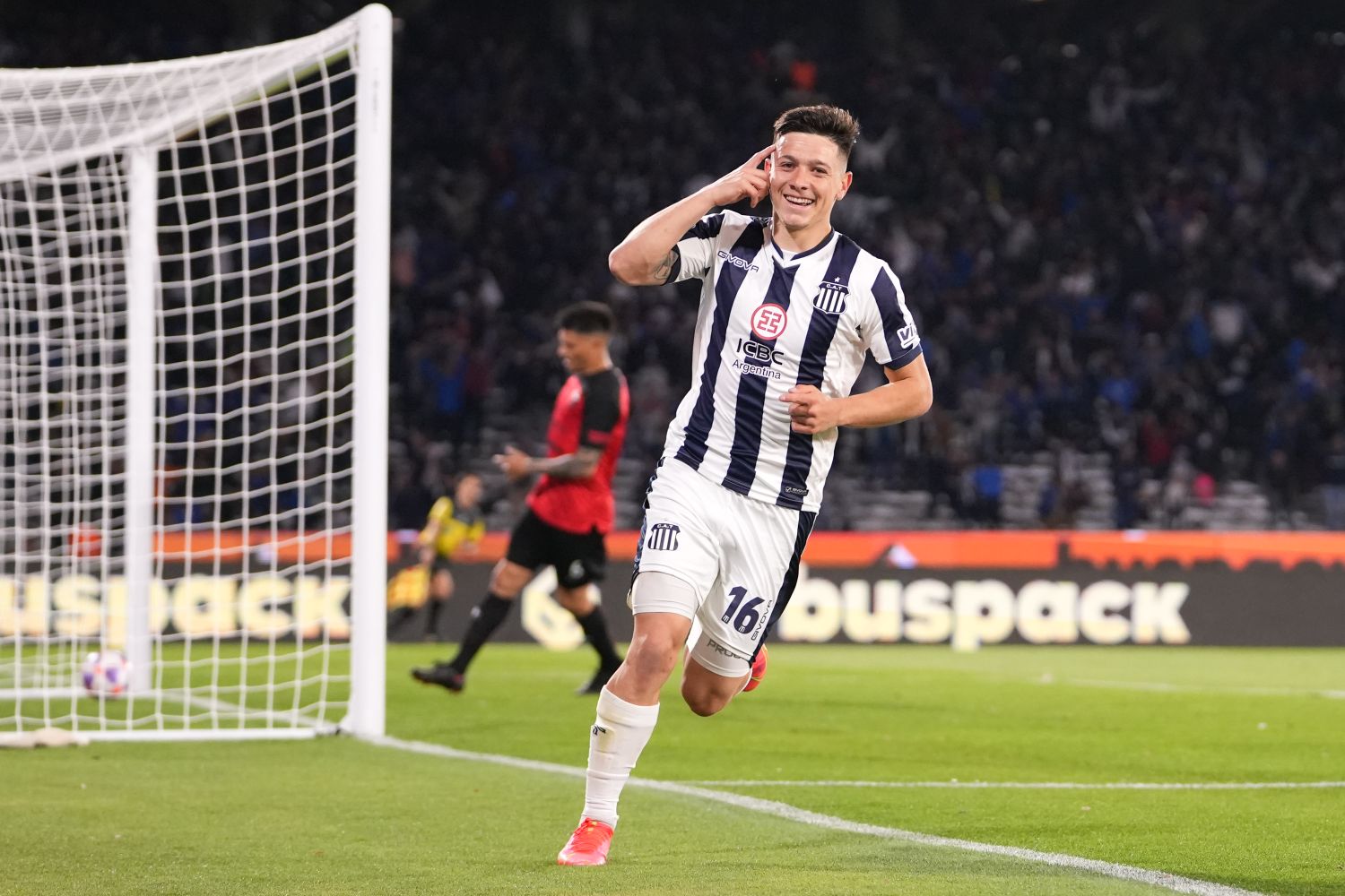 Talleres, con dos golazos de Garro