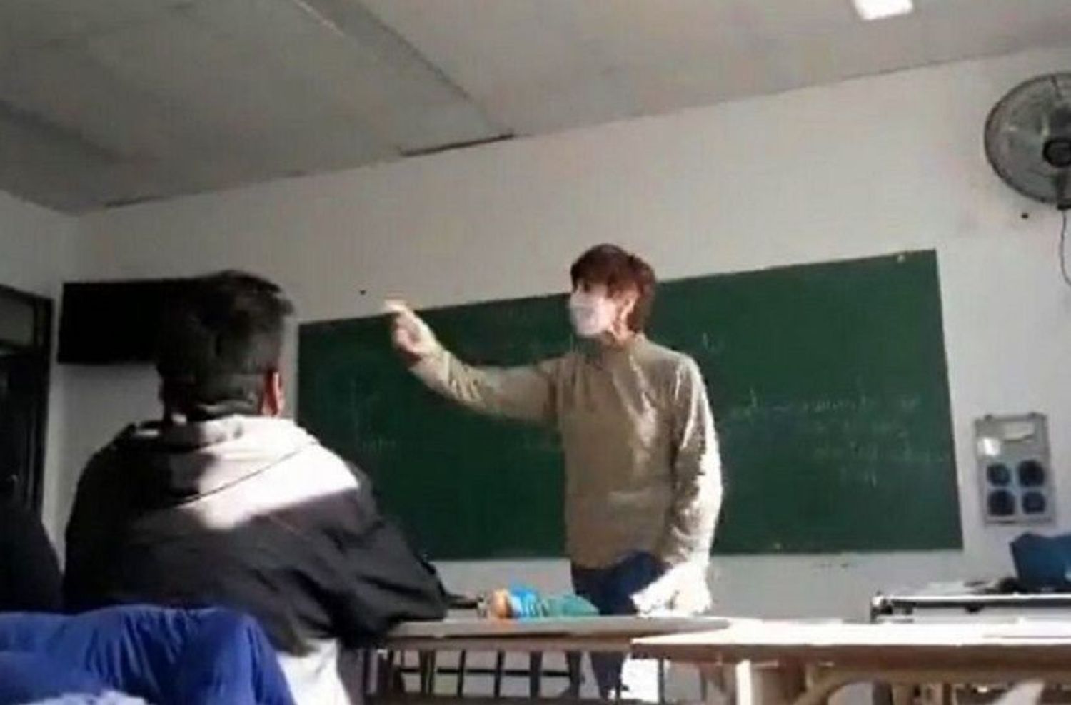 Polémica por el video viral de una docente K que adoctrina a sus alumnos con gritos e insultos: «Gracias a Dios Macri perdió»