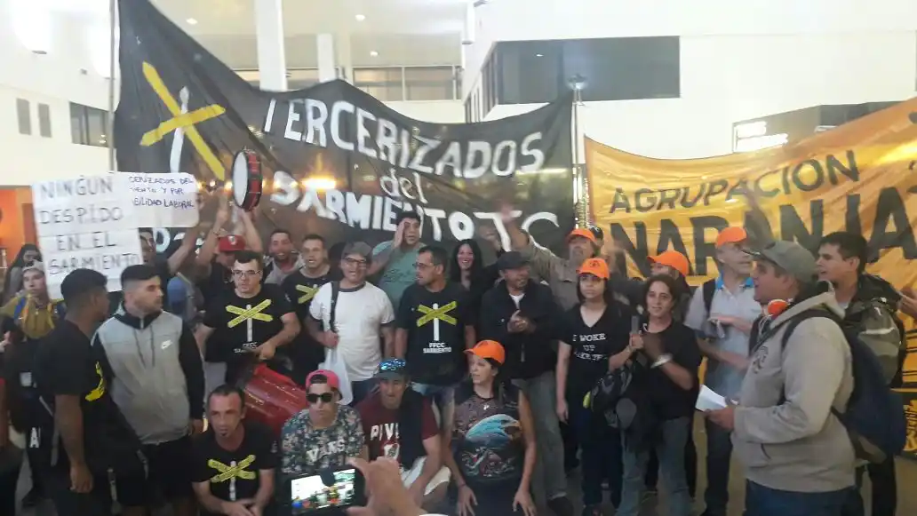 Denuncian despidos de trabajadores ferroviarios tercerizados en el Tren Sarmiento